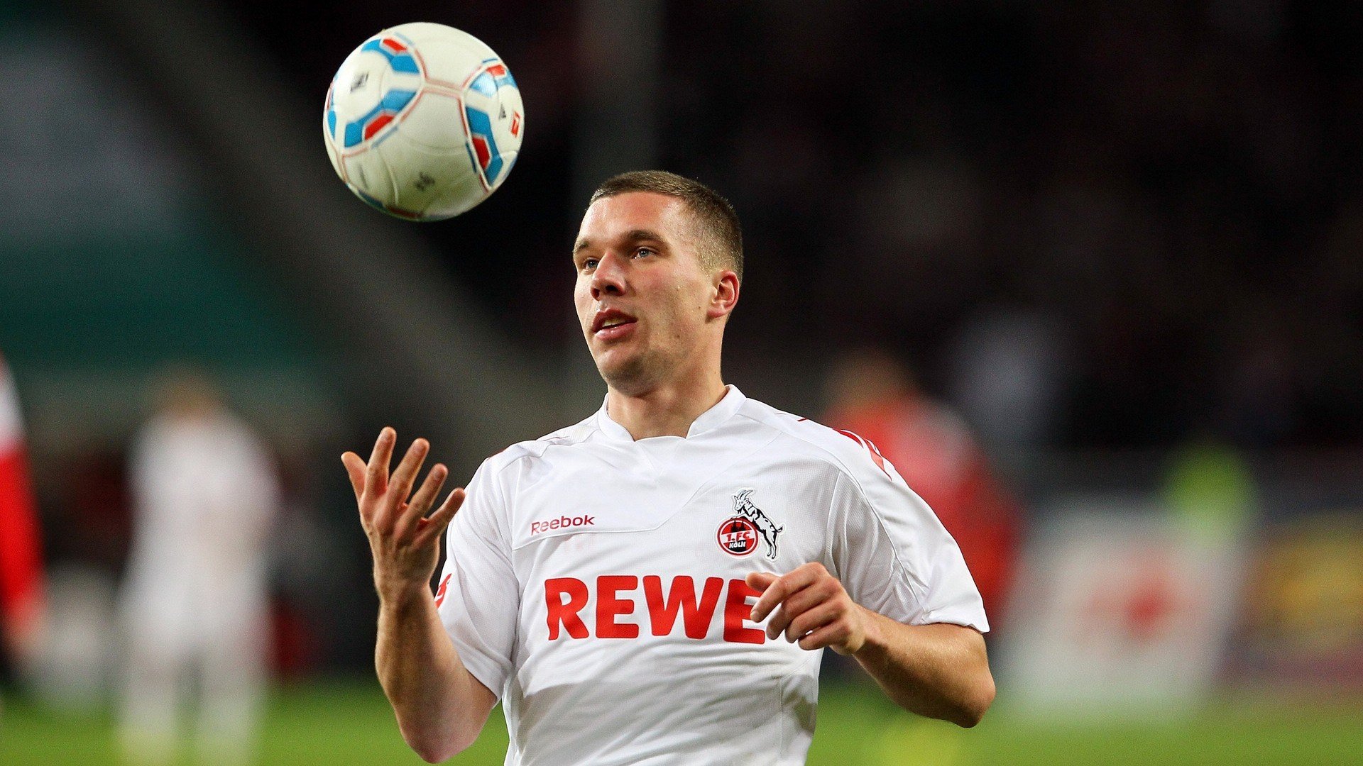 拜仁控球压制战术击溃对手防线，拜仁防守